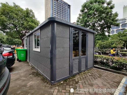 在杭州濱江七彩城有一座可移動(dòng)的垃圾房,每天收集擺放各種垃圾