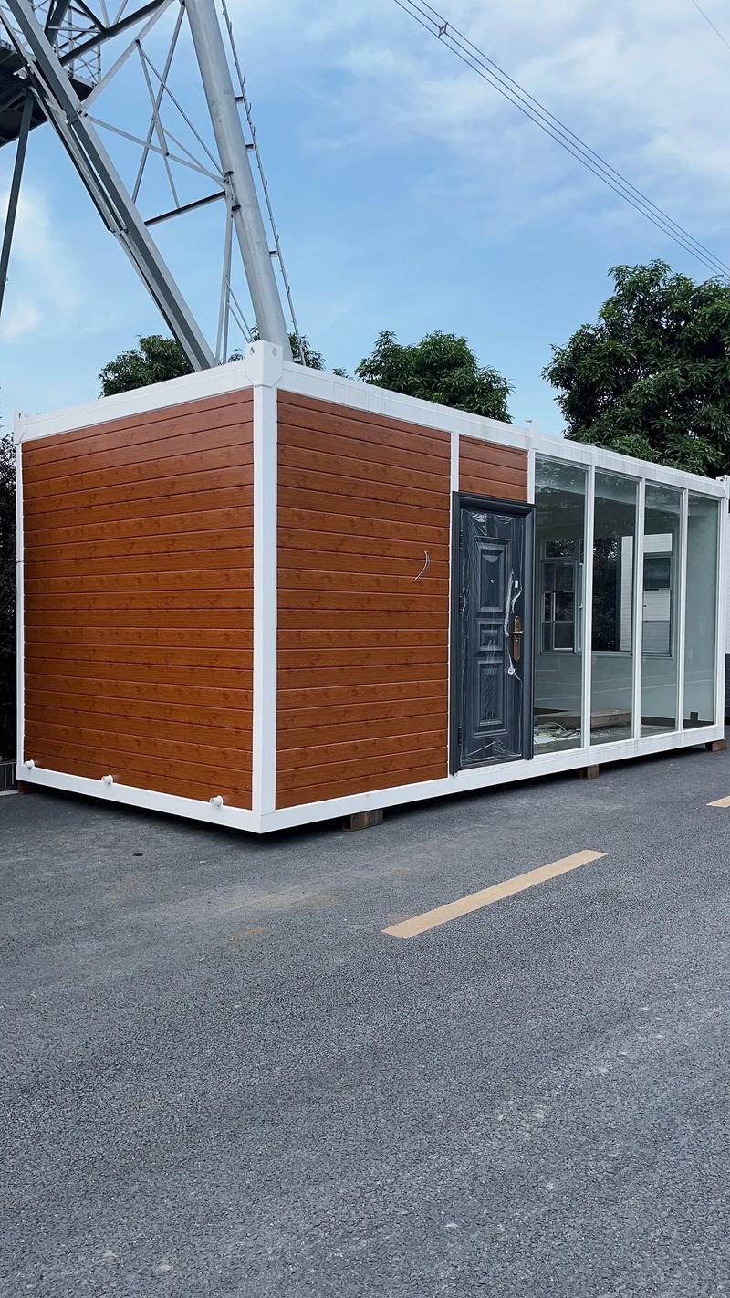 這套移動(dòng)房是李總為了招呼兄弟朋友過來家庭聚會,想在泳池邊擺兩